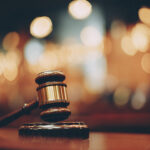 Her dava dosyasının arkasında bir insan, her talebin gerisinde bir hikâye vardır. Bu metin, hukukun insanî yüzünü hatırlatmak için yazıldı.